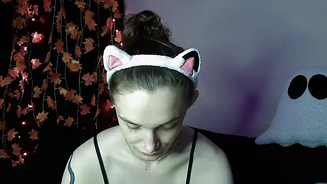 Snapshot of __Leyla__ chatting on 10-27-25, 10:14 Leyla online show from 10-27-25, 10:14