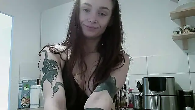 Snapshot of __Leyla__ chatting on 11-12-25, 08:15 Leyla online show from 11-12-25, 08:15