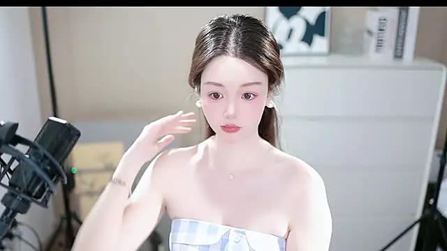 abbyli12 online show from 10-31-25, 01:01