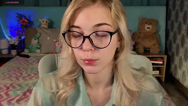 Aurora Bennet online show from 11-17-25, 12:38