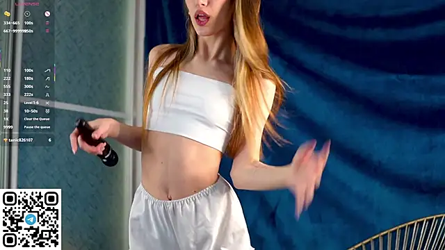 Snapshot of Quinavelle chatting on 11-22-25, 06:34 Quinavelle online show from 11-22-25, 06:34