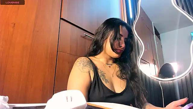 Snapshot of scarletr_red chatting on 10-10-25, 08:41 scarletr red online show from 10-10-25, 08:41