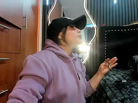 Snapshot of scarletr_red chatting on 10-16-25, 10:44 scarletr red online show from 10-16-25, 10:44