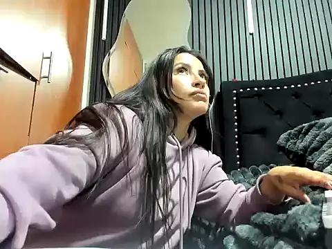 Snapshot of scarletr_red chatting on 10-21-25, 08:31 scarletr red online show from 10-21-25, 08:31