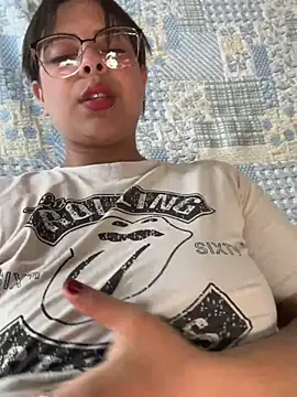 Snapshot of MiaCollinssx chatting on 08-01-26, 01:32 MiaCollinssx online show from 08-01-26, 01:32