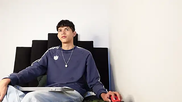 Snapshot of alexmark_ chatting on 10-20-25, 01:44 alexmark online show from 10-20-25, 01:44