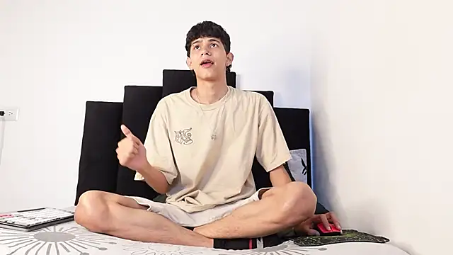 Snapshot of alexmark_ chatting on 10-24-25, 01:40 alexmark online show from 10-24-25, 01:40