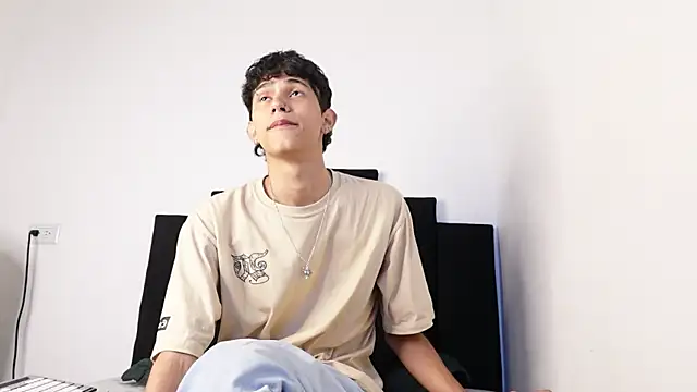 Snapshot of alexmark_ chatting on 10-28-25, 02:31 alexmark online show from 10-28-25, 02:31