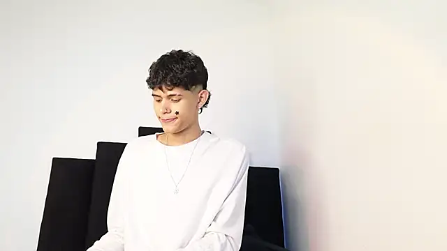 Snapshot of alexmark_ chatting on 10-31-25, 01:45 alexmark online show from 10-31-25, 01:45