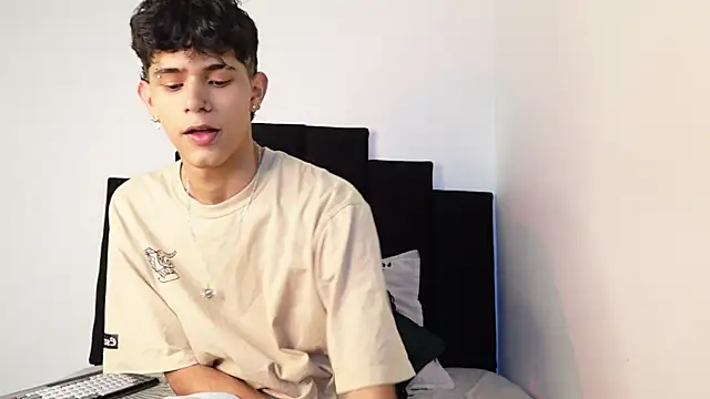 Snapshot of alexmark_ chatting on 11-05-25, 07:25 alexmark online show from 11-05-25, 07:25