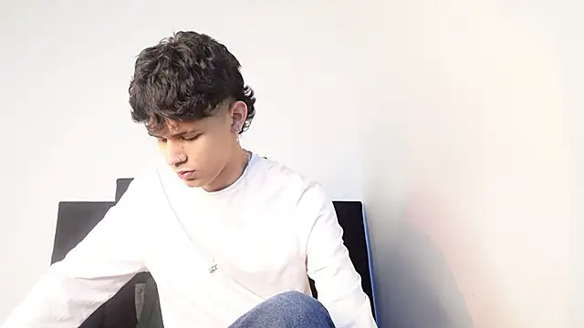 Snapshot of alexmark_ chatting on 11-25-25, 01:22 alexmark online show from 11-25-25, 01:22