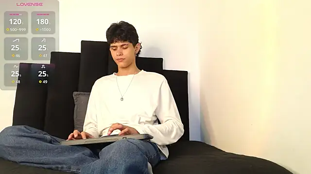 Snapshot of alexmark_ chatting on 12-15-25, 01:37 alexmark online show from 12-15-25, 01:37