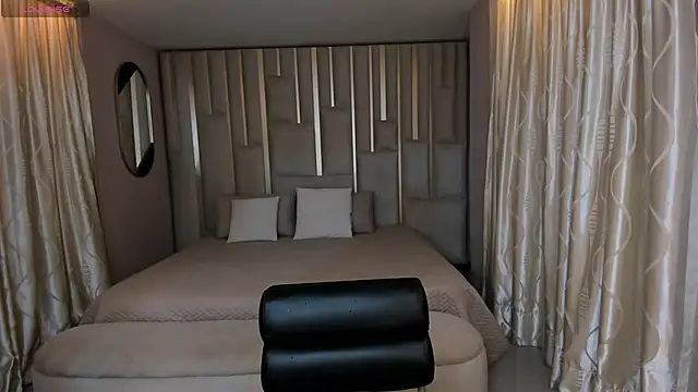 Snapshot of LeahNovac chatting on 10-23-25, 11:20 LeahNovac online show from 10-23-25, 11:20