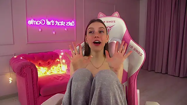 Snapshot of VeronicaVances chatting on 12-17-25, 06:25 VeronicaVances online show from 12-17-25, 06:25