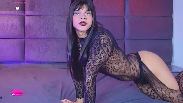 Snapshot of Slenna_Moon chatting on 05-12-26, 01:25 Slenna Moon online show from 05-12-26, 01:25