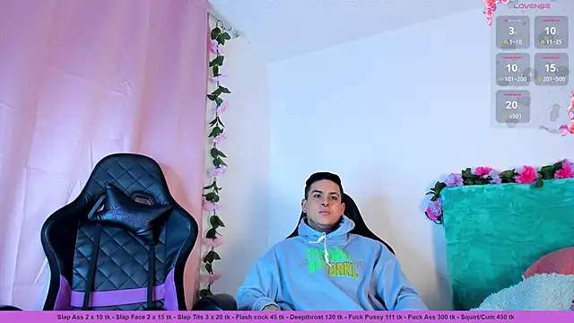 Sarahandzack online show from 12-17-25, 07:09