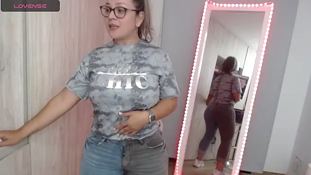 Snapshot of sophie_lopez1 chatting on 12-09-24, 02:45 sophie lopez1 online show from 12-09-24, 02:45