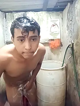 Snapshot of lalop221 chatting on 10-20-25, 03:18 lalop221 online show from 10-20-25, 03:18