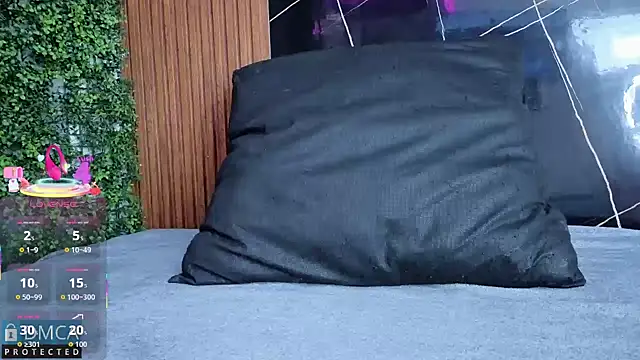 Snapshot of Kiara_Zahiri__ chatting on 10-28-25, 10:52 Kiara Zahiri online show from 10-28-25, 10:52