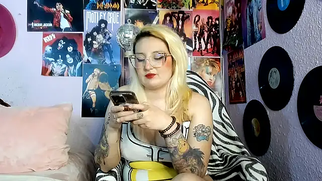 Snapshot of Avril_Maria chatting on 07-25-26, 07:22 Avril Maria online show from 07-25-26, 07:22