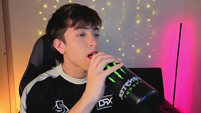 Snapshot of onlinenico chatting on 12-04-25, 08:06 onlinenico online show from 12-04-25, 08:06