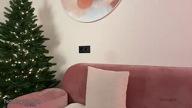 Snapshot of HiddenG3m chatting on 12-21-25, 12:01 HiddenG3m online show from 12-21-25, 12:01