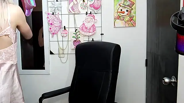 Snapshot of Andy_Roses chatting on 11-18-25, 10:36 Andy Roses online show from 11-18-25, 10:36