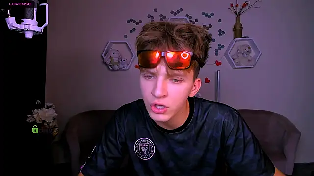 Snapshot of travis_wolf_ chatting on 09-22-25, 07:16 travis wolf online show from 09-22-25, 07:16