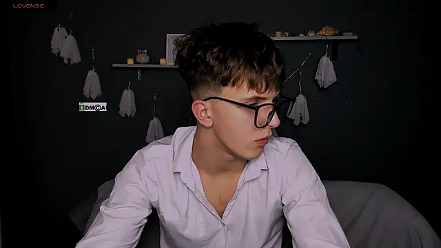 Snapshot of travis_wolf_ chatting on 10-29-25, 08:32 travis wolf online show from 10-29-25, 08:32