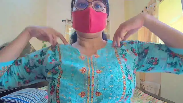 Snapshot of Elena_cruz5 chatting on 05-06-26, 03:46 Elena cruz5 online show from 05-06-26, 03:46