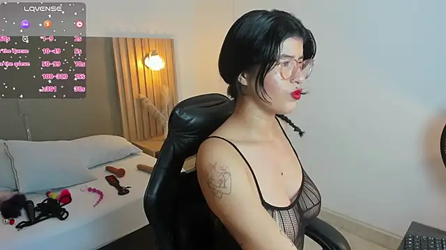 Snapshot of caroline_00403_ chatting on 10-01-25, 07:09 caroline 00403  online show from 10-01-25, 07:09