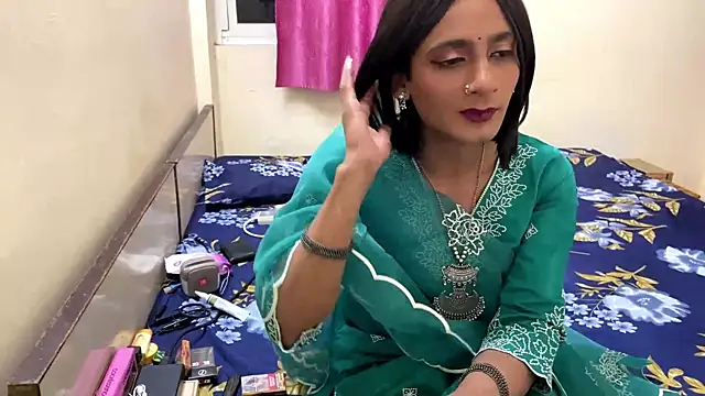 Snapshot of LuvLayla chatting on 10-09-25, 04:38 LuvLayla online show from 10-09-25, 04:38