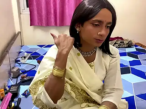 Snapshot of LuvLayla chatting on 10-17-25, 06:21 LuvLayla online show from 10-17-25, 06:21