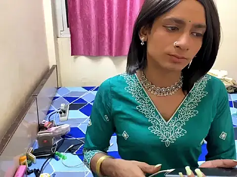 Snapshot of LuvLayla chatting on 10-18-25, 06:19 LuvLayla online show from 10-18-25, 06:19