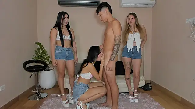 Snapshot of Goodlatin_girls chatting on 09-19-25, 01:07 Goodlatin girls online show from 09-19-25, 01:07