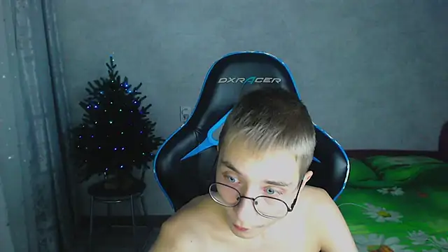 glasses cat online show from 12-04-25, 06:38