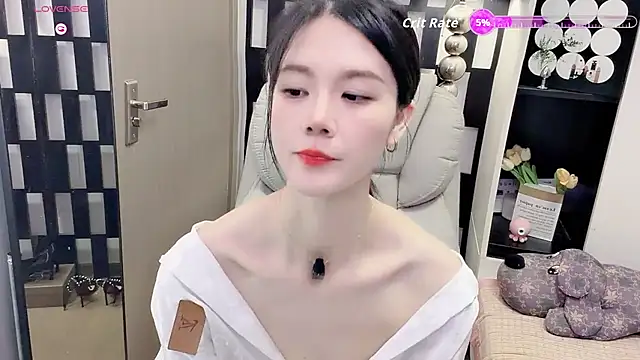 Snapshot of Yueyue-MM chatting on 06-06-26, 12:10 Yueyue-MM online show from 06-06-26, 12:10
