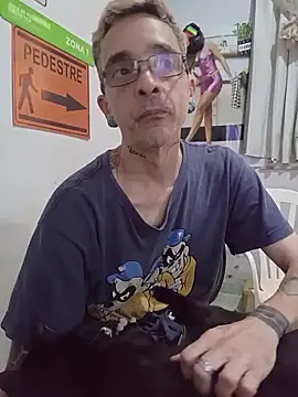 Snapshot of dinho_carioca chatting on 05-25-26, 01:17 dinho carioca online show from 05-25-26, 01:17