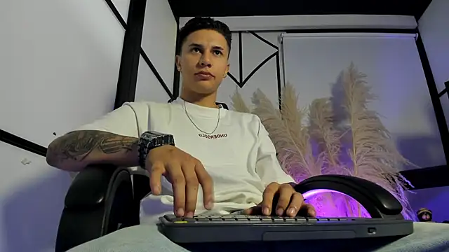 liaamsmiith  online show from 02-24-26, 12:36