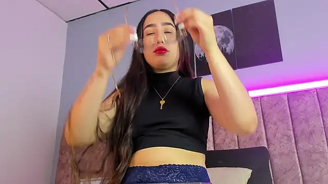 Niicolle Evanss online show from 11-30-25, 05:39