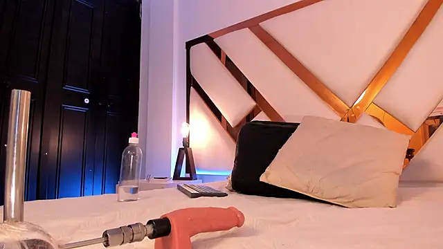 Niicolle Evanss online show from 03-18-26, 07:50