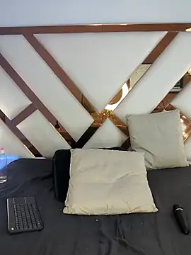 Niicolle Evanss online show from 04-15-26, 07:58