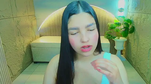 Snapshot of luna__r chatting on 10-15-25, 12:27 luna r online show from 10-15-25, 12:27