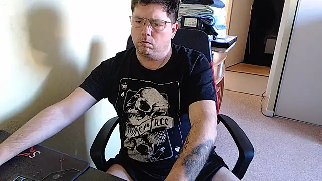 blueandwhite1 online show from 02-04-25, 03:57