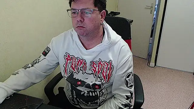 blueandwhite1 online show from 11-18-25, 03:49