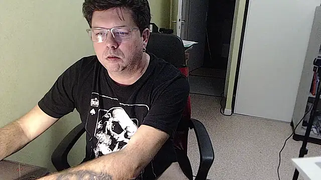 blueandwhite1 online show from 12-16-25, 04:01