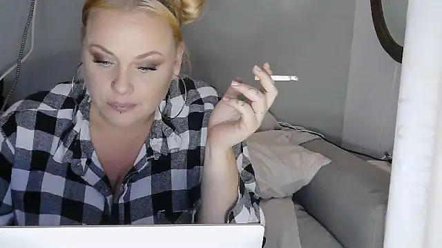 Snapshot of sweetsinzz chatting on 10-25-25, 02:30 sweetsinzz online show from 10-25-25, 02:30