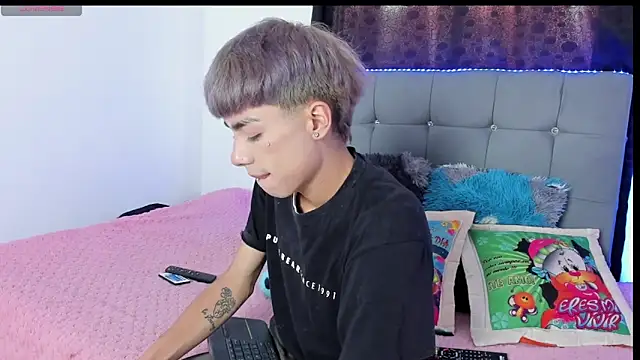 Snapshot of Playboy_Andersex chatting on 10-20-25, 08:53 Playboy Andersex online show from 10-20-25, 08:53