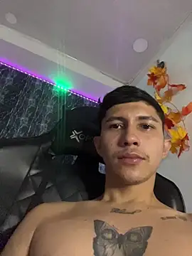 Snapshot of Alejandro_BigCock22 chatting on 10-27-25, 04:38 Alejandro BigCock22 online show from 10-27-25, 04:38