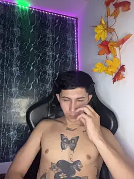 Snapshot of Alejandro_BigCock22 chatting on 11-11-25, 10:21 Alejandro BigCock22 online show from 11-11-25, 10:21